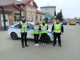 В Ковернино сотрудники ОГИБДД, отряд ЮИД и общественники повели профилактическую акцию "Дорога не для космических скоростей!"